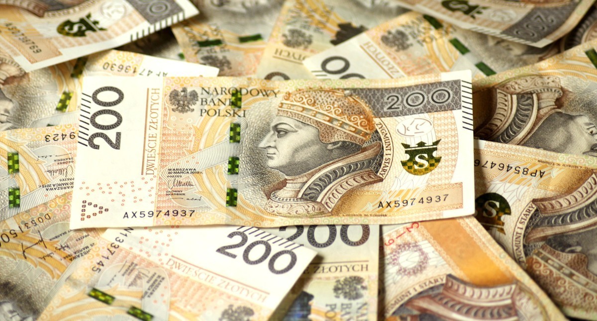 Zdjęcie Ilustracyjne: polskie banknoty 200 złotowe na stole
