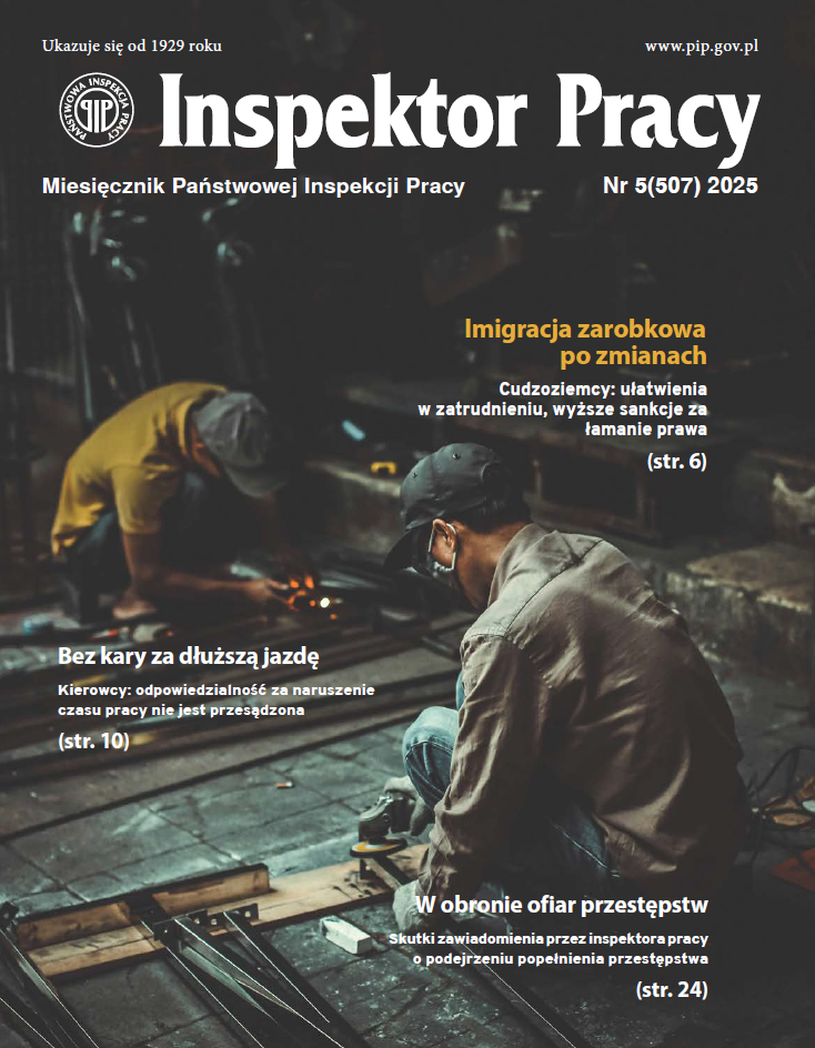 Okładka numeru majowego "Inspektora Pracy" przedstawia pracujących w fabryce cudzoziemców