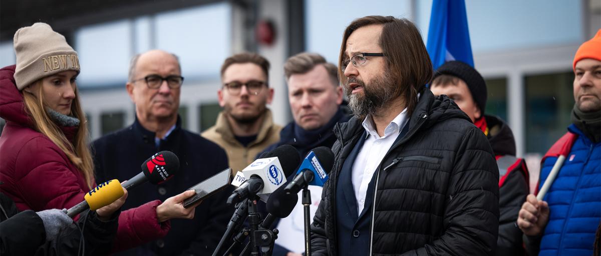 Na zdjęciu Główny Inspektor Pracy Marcin Stanecki na konferencji zorganizowanej w Sosnowcu, pod jednym z centrów logistycznych spółki Amazon w Polsce