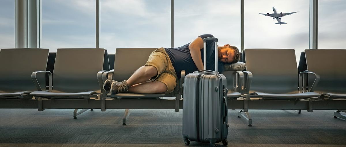 Podrózny koczujący na lotnisu
