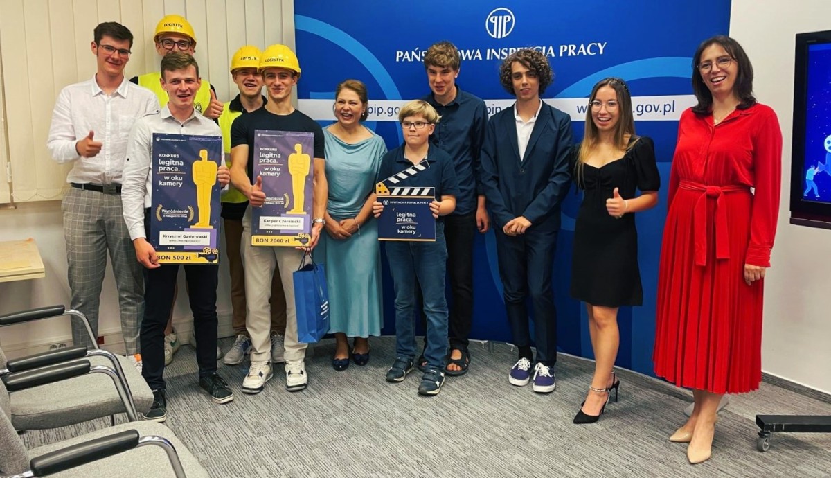 Zdjęcie z gali wręczenia nagrod w konkursie Legitna praca w oku kamery