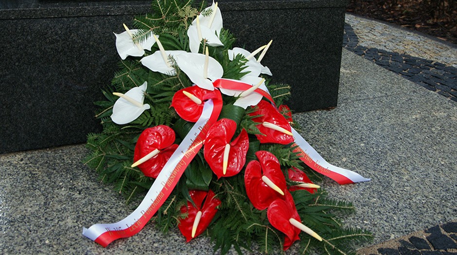Kwiaty złożone pod pomnikiem Piłsudskiego z okazji 105-lecia PIP