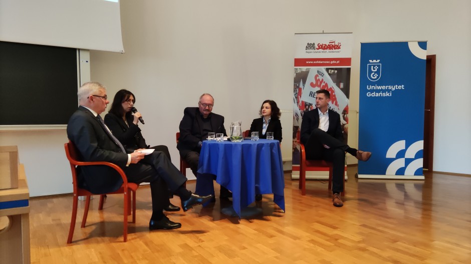 Uczestnicy panelu dyskusyjnego - od lewej: Krzysztof Dośla – Przewodniczący Zarządu Regionu NSZZ „Solidarność”, 	Katarzyna Łażewska – Hrycko Główny Inspektor Pracy,  Marta Zbucka-Gargas – Adiukt na Wydziale Prawa i Administracji UG, Tomasz Klawikowski - Kierownik Biura Bezpieczeństwa Pracy i Ochrony Zdrowia UG