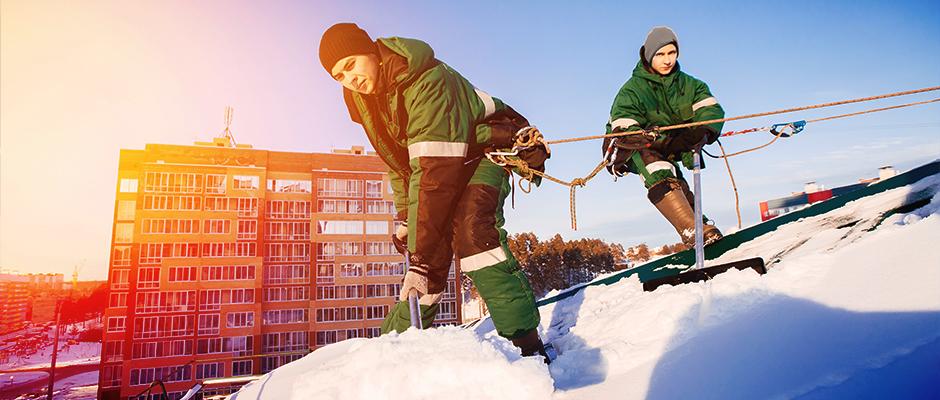 Pracownicy odśnieżający dach