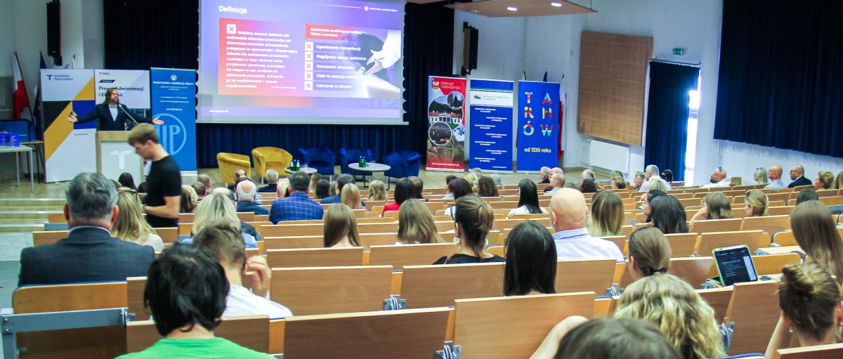 Głowny Inspektor Pracy  w trakcie konferencji na Uniwersytecie Tarnowskimt 