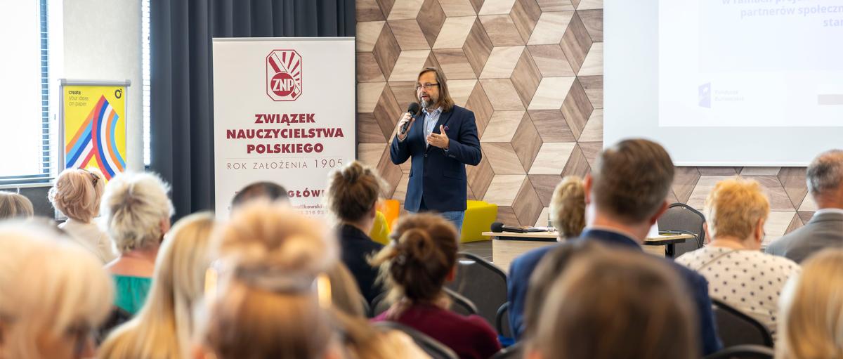 Główny Inspektor Pracy na konferencji „Dialog PLUS – wzmocnienie potencjału partnerów społecznych w procesie monitorowania i stanowienia prawa” zorganizowanej przez Związek Nauczycielstwa Polskiego.
